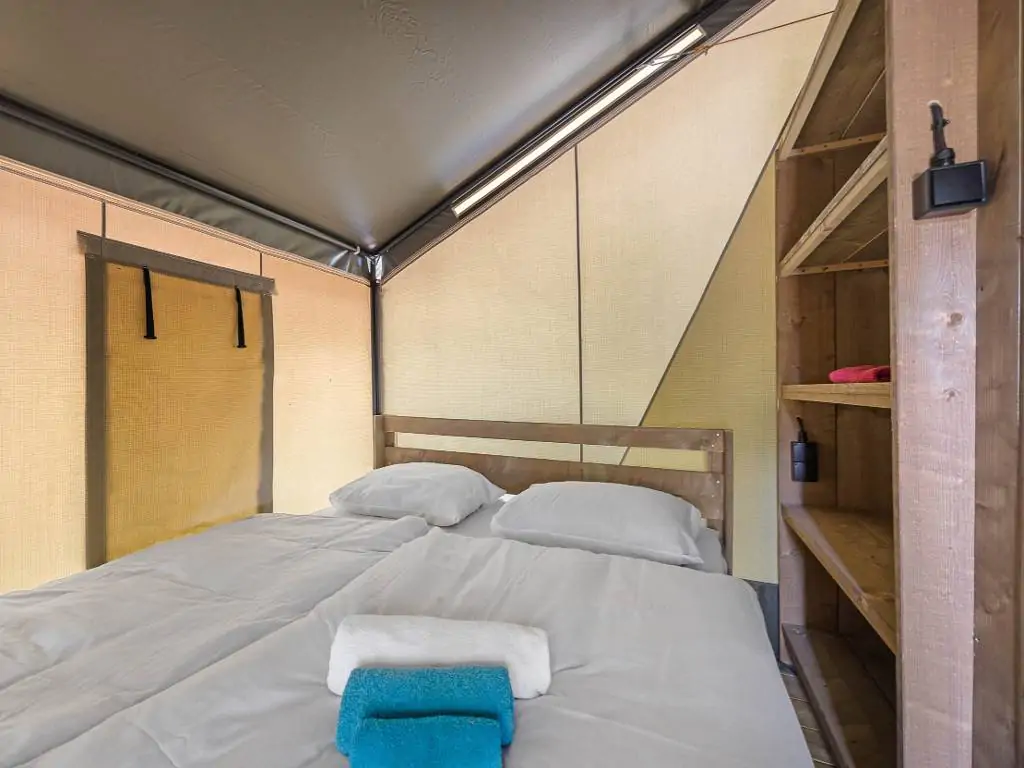 lanterna-safaritent-comfort-inteiror-double-bed