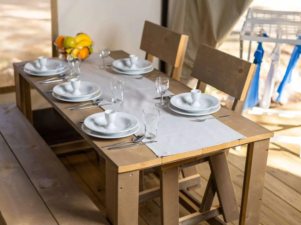 valamar-camping-krk-safari-tent-comfort-interior-dining-table