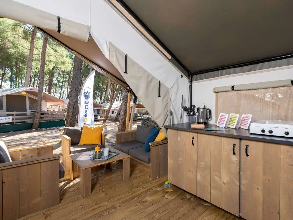 valamar-camping-krk-safari-tent-comfort-interior-lounge-kitchen