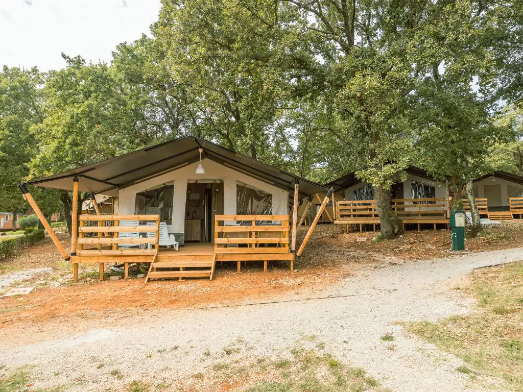 valkanela-safari-tent-s-airco-6-exterior-front-view