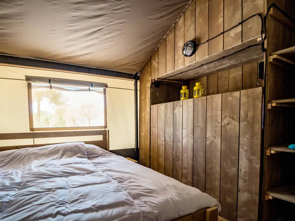 valkanela-safari-tent-s-airco-6-interior-double-bed