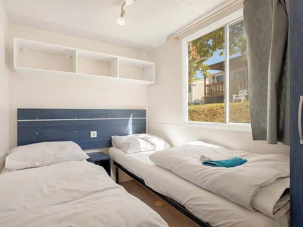 zelena-laguna-mobile-home-capri-bedroom