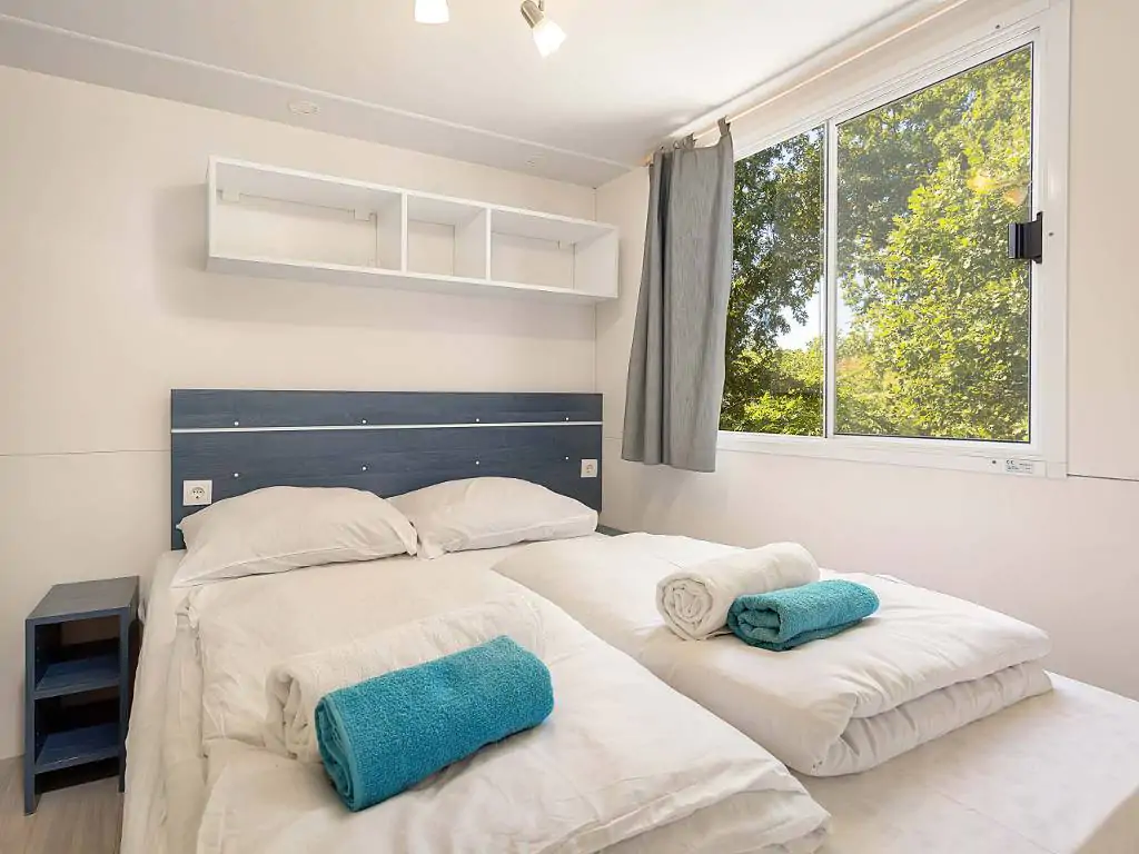 zelena-laguna-mobile-home-capri-double-bed