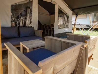 zelena-laguna-safaritent-comfort-terras-loungeset-easyatent