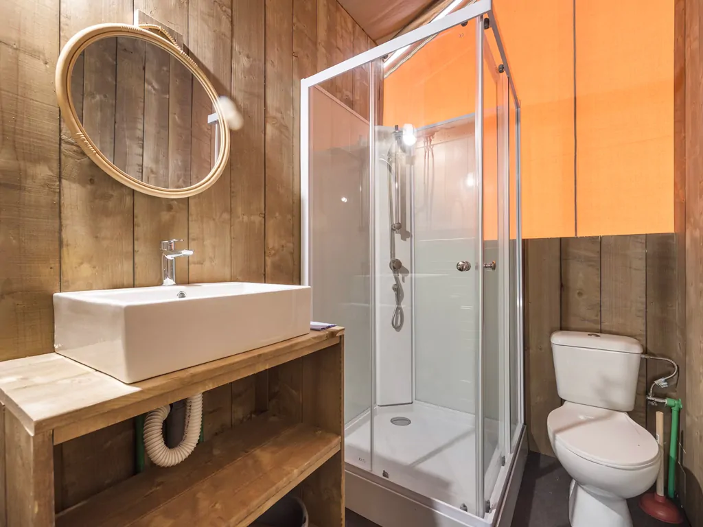 camping-aminess-maravea-safaritent-s-4-persons-interior-bathroom