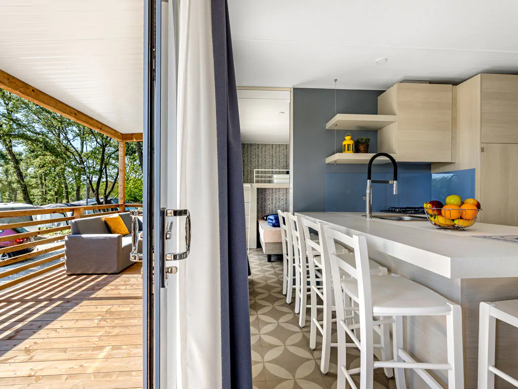 camping-bijela-uvala-easyatent-mobile-home-pula-interior-kitchen-view