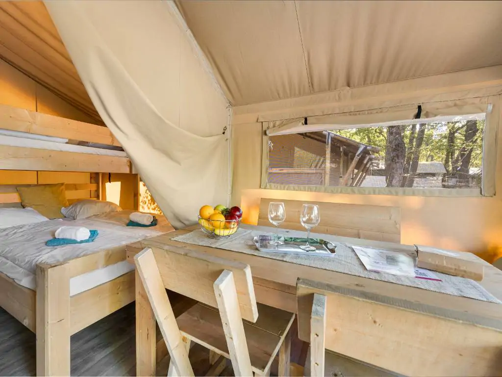 camping-lanterna-gamping-tent-safaritent-lodge-5p-interior-table-2