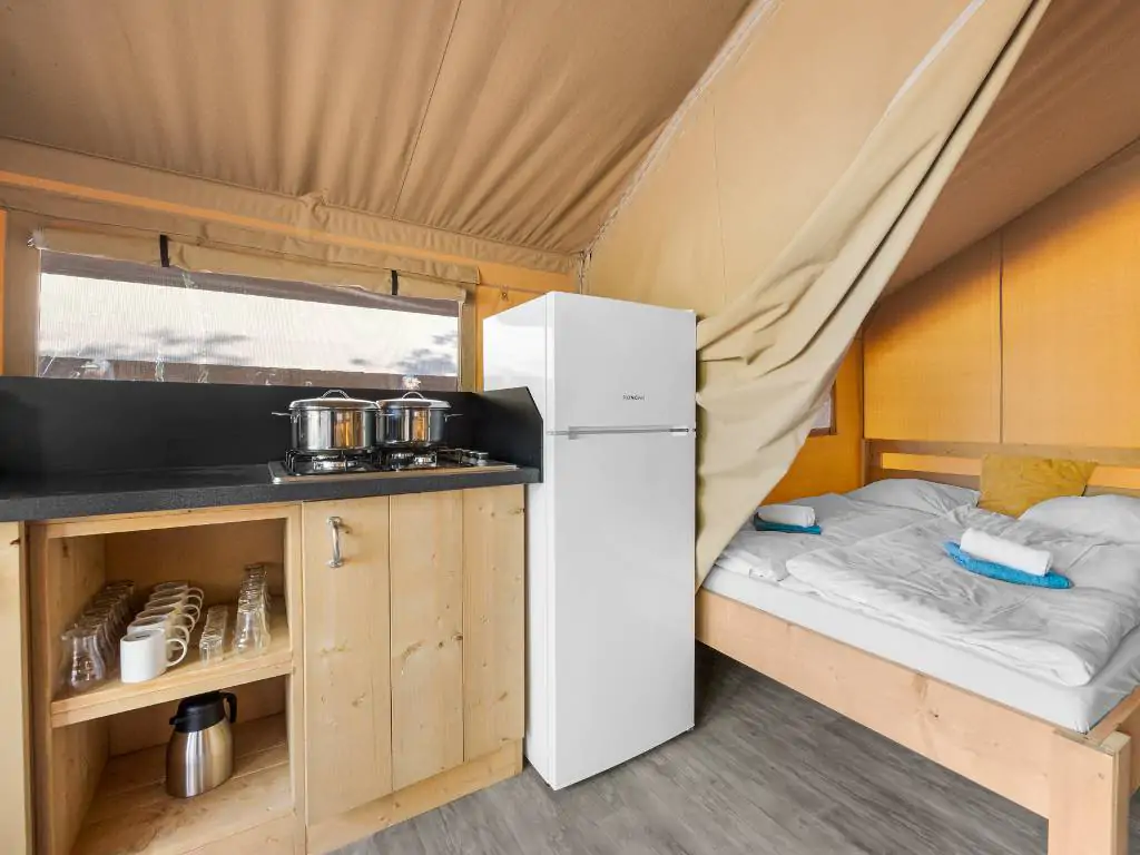 camping-lanterna-glamping-tent-safaritent-lodge-5p-interior-2-pers-bed-2