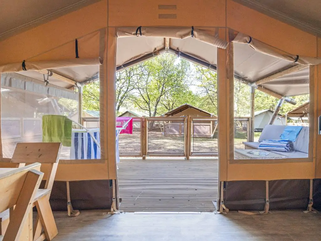 camping-lanterna-glamping-tent-safaritent-lodge-5p-interior-entrance-i-2