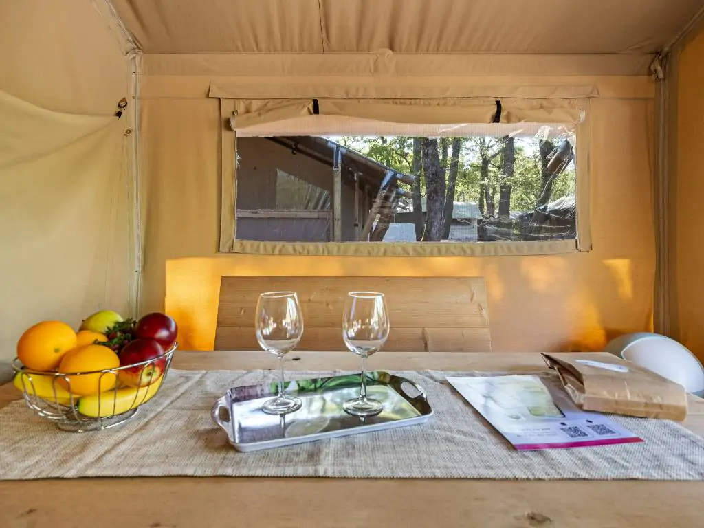 camping-lanterna-glamping-tent-safaritent-lodge-5p-interior-table-i-2