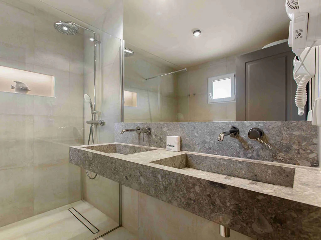campsite-bivillage-suite-sea-view-interior-bathroom-view
