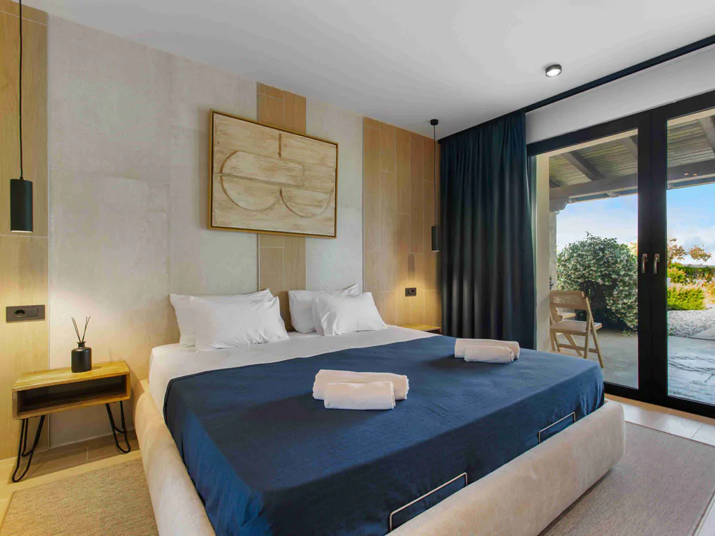 campsite-bivillage-suite-sea-view-interior-bedroom-double-bed