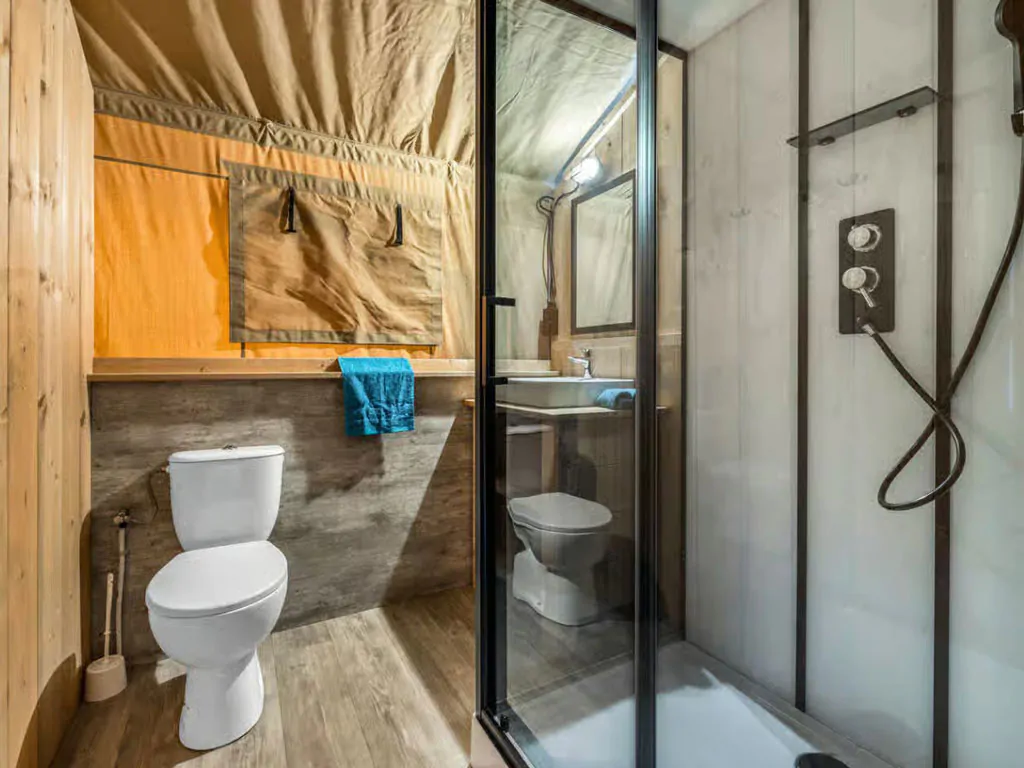 campsite-bijela-uvala-safari-tent-lodge-airco-sanitary-interior-bathroom