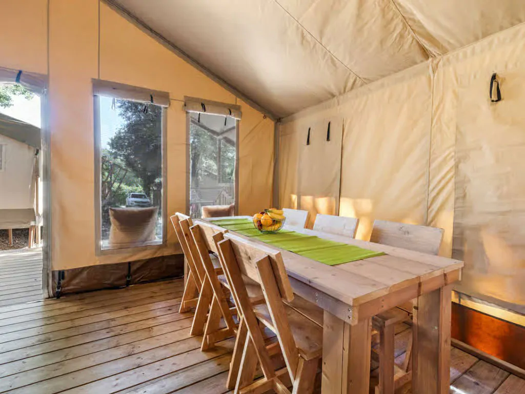campsite-bijela-uvala-safari-tent-lodge-airco-sanitary-interior-dining-area