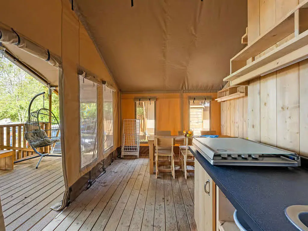 campsite-bijela-uvala-safari-tent-lodge-airco-sanitary-interior-kitchen-view