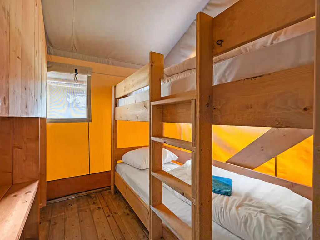 campsite-bijela-uvala-safari-tent-lodge-airco-sanitary-interir-bedroom-bunk-bed