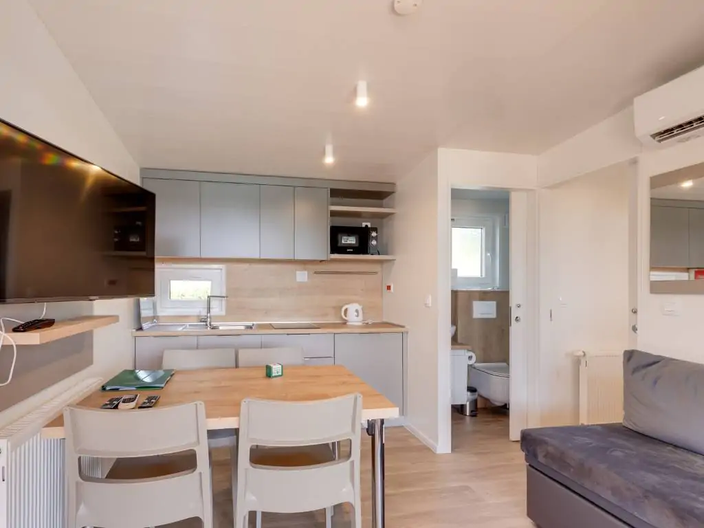 plitvice-camping-resort-mobile-home-premium-interior-living-room-kitchen