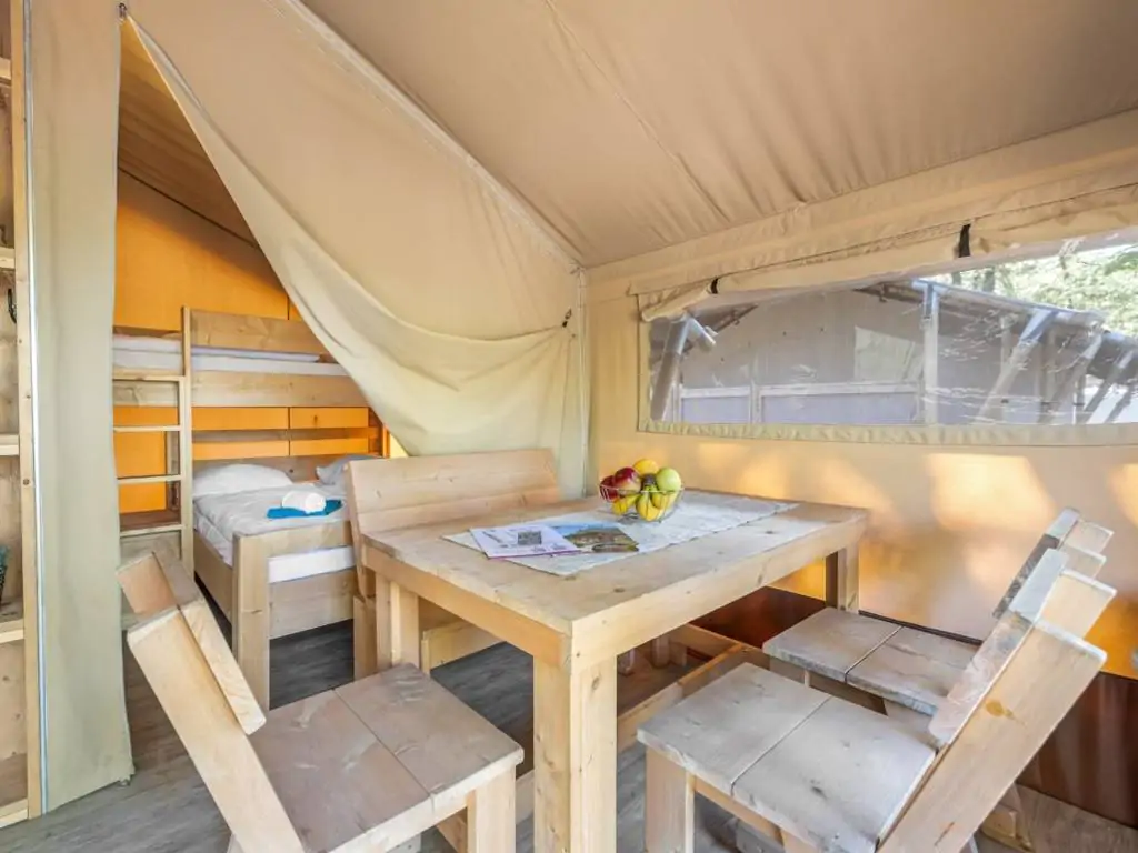 safari-tent-lodge-stella-maris-interior-dining-table