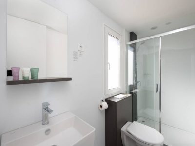 taber-discrete-lodging-mobile-home-prestige-mare-interior-bathroom