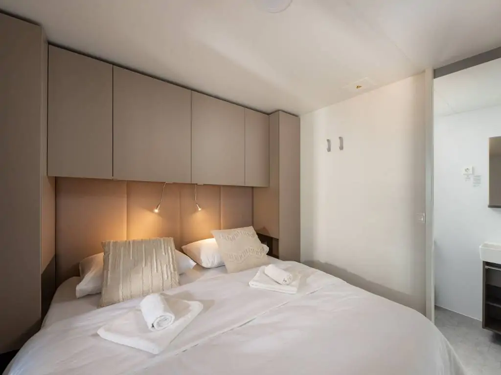 taber-discrete-lodging-mobile-home-prestige-mare-interior-bedroom-double-bed-2
