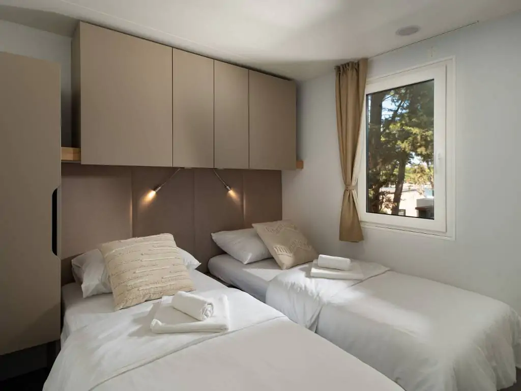 taber-discrete-lodging-mobile-home-prestige-mare-interior-bedroom-single-beds