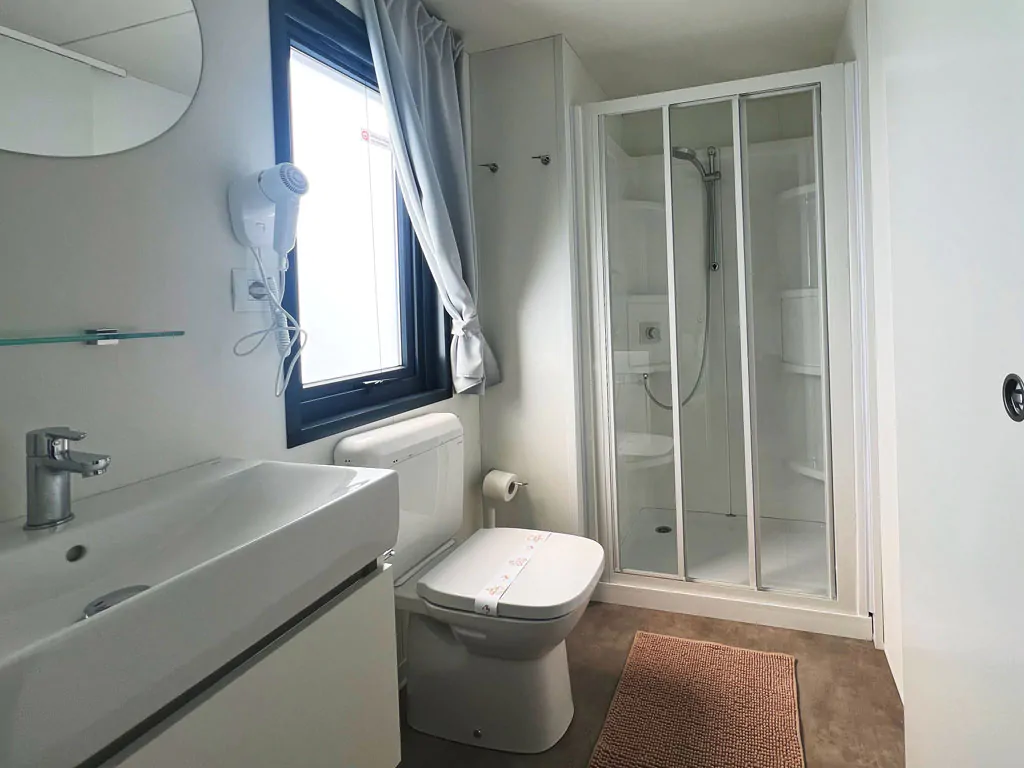 camping-village-capo-dorso-mobile-home-baia-relax-new-plus-interior-bathroom
