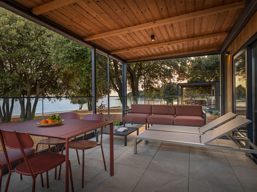 campsite-koversada-covered-mobile-home-premium-couple-exterior-terrace