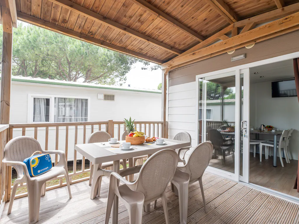 jesolo-mare-family-camping-village-lodge-comfort-exterior-terrace