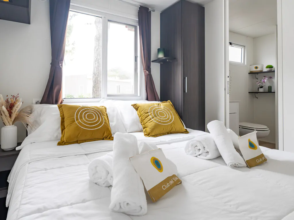 jesolo-mare-family-camping-village-lodge-comfort-interior-double-bed-bathroom