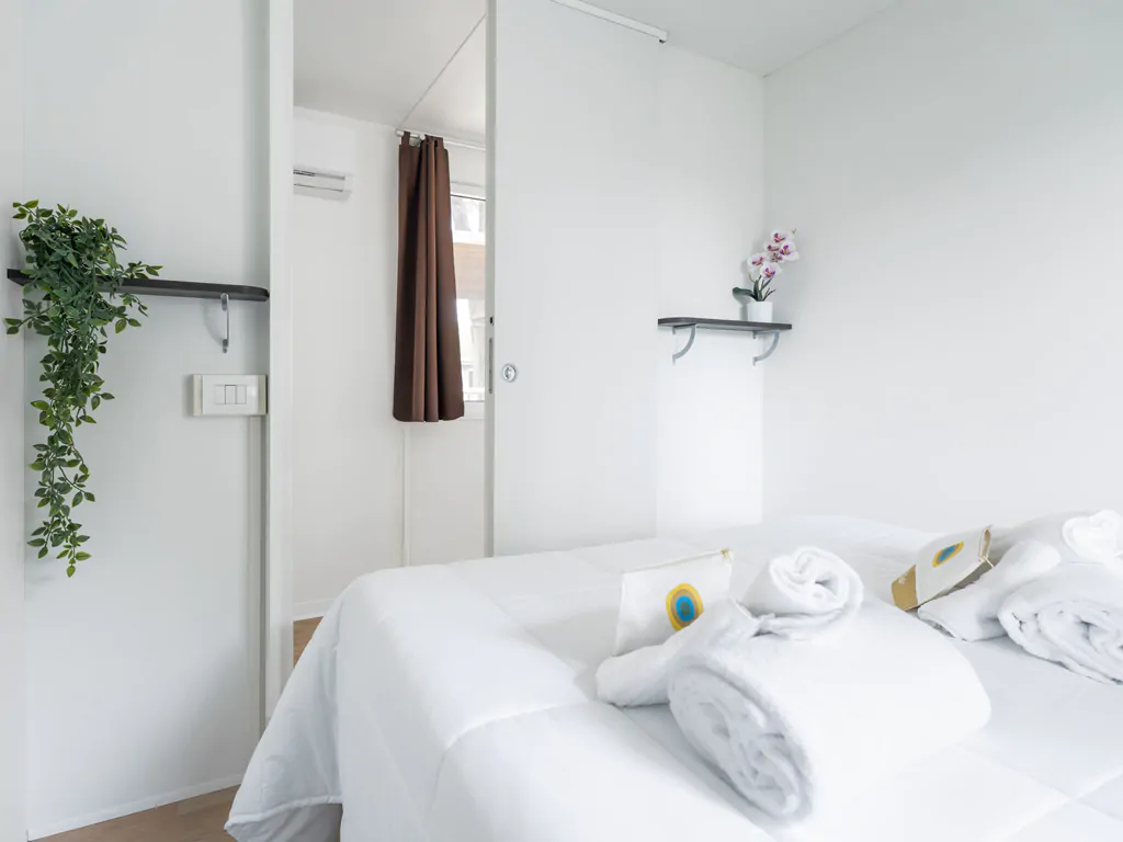 jesolo-mare-family-camping-village-lodge-comfort-interior-double-bed