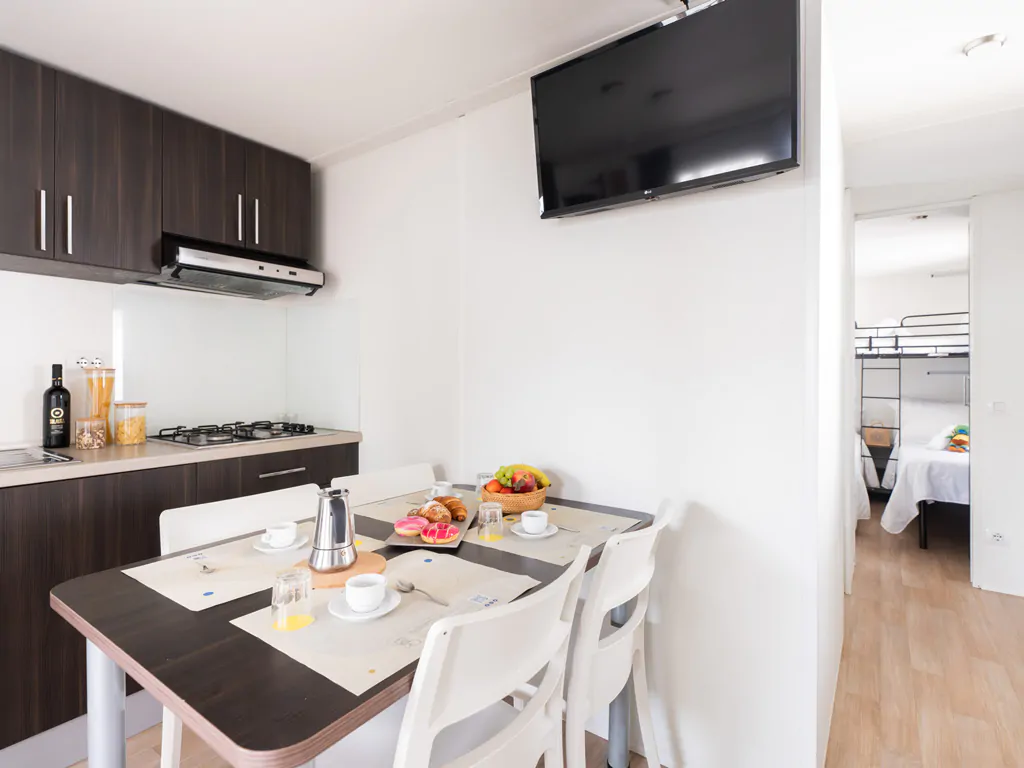 jesolo-mare-family-camping-village-lodge-comfort-interior-kitchen