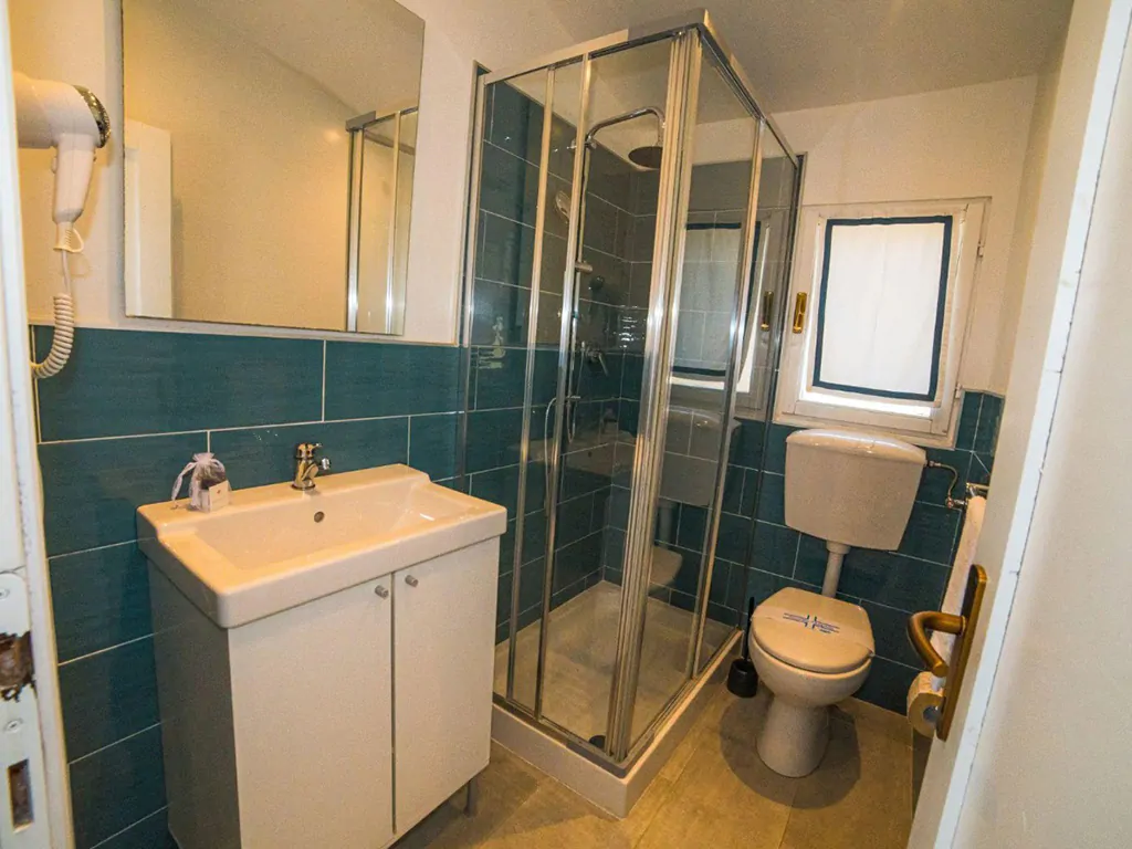 camping-village-resort-pax-4-inerior-bathroom