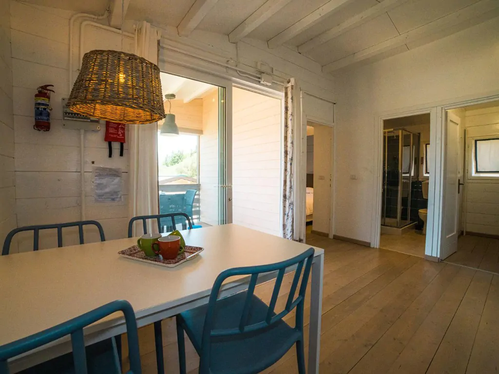 camping-village-resort-pax-4-inerior-kitchen-dining-table-view-on-terrace