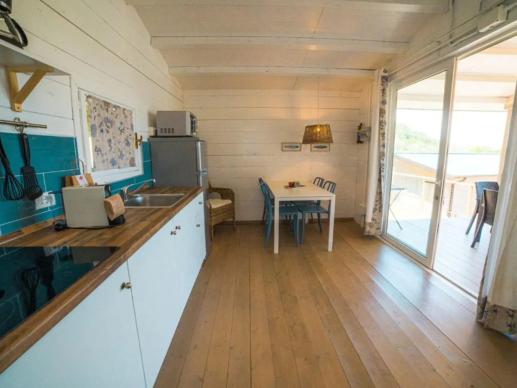 camping-village-resort-pax-4-inerior-kitchen-dining-table