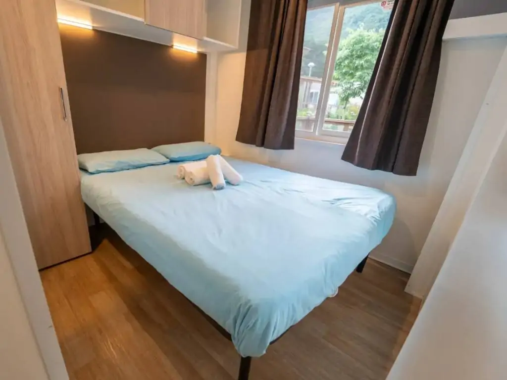 cottage-next-xl-superior-interior-bedroom-double-bed