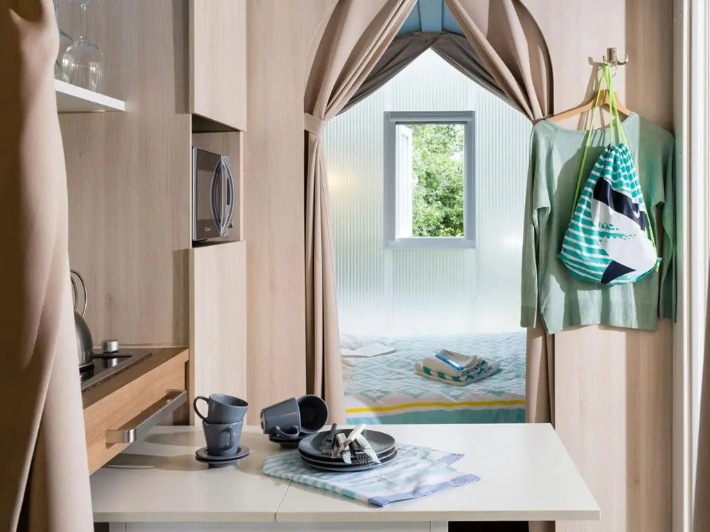lago-idro-glamping-boutique-glamping-tent-coco-suite-interior-kitchen