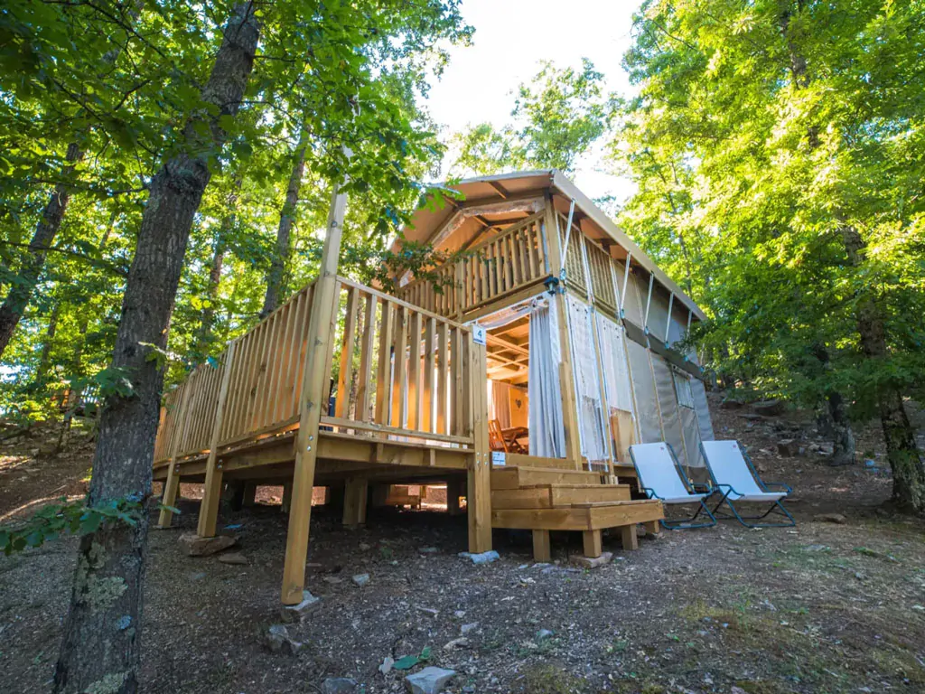 orlando-in-chianti-glamping-resort-glamping-tent-airlodge-20-exterior-terrace-entrance