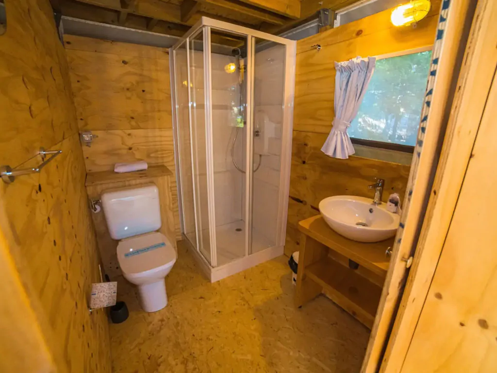 orlando-in-chianti-glamping-resort-glamping-tent-airlodge-20-interior-bathroom