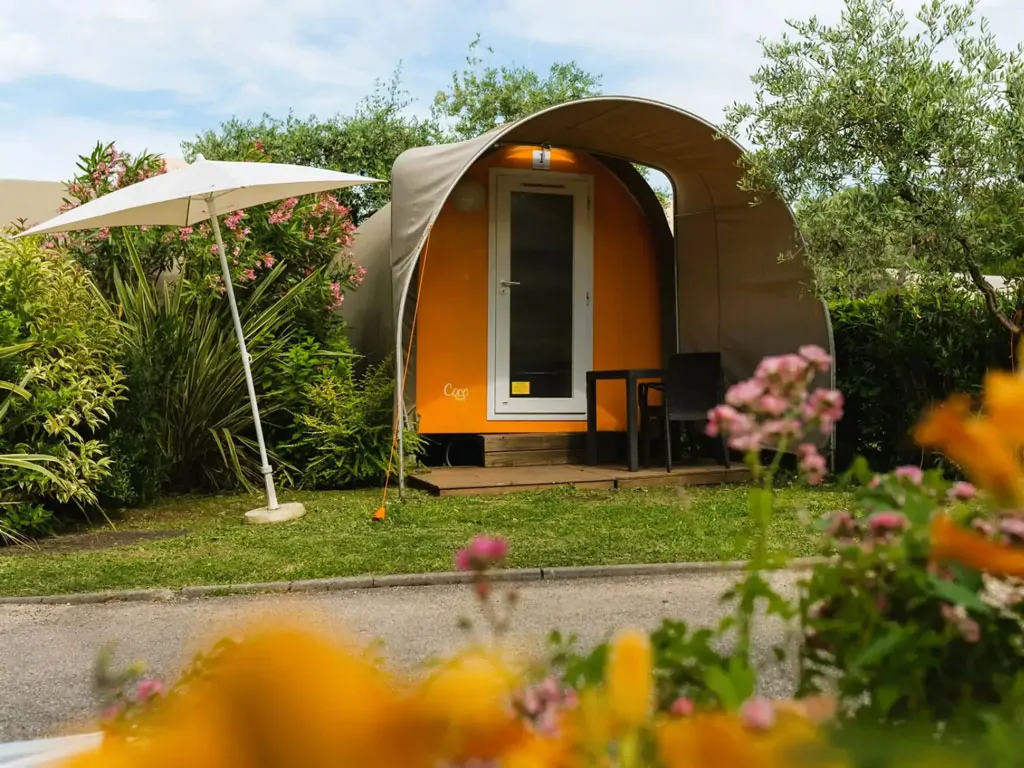orlando-in-chianti-glamping-resort-glamping-tent-coco-couple-exterior-entrance