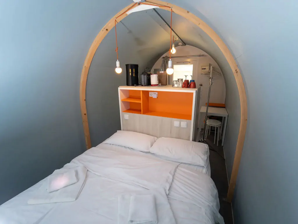 orlando-in-chianti-glamping-resort-glamping-tent-coco-couple-interior-double-bed