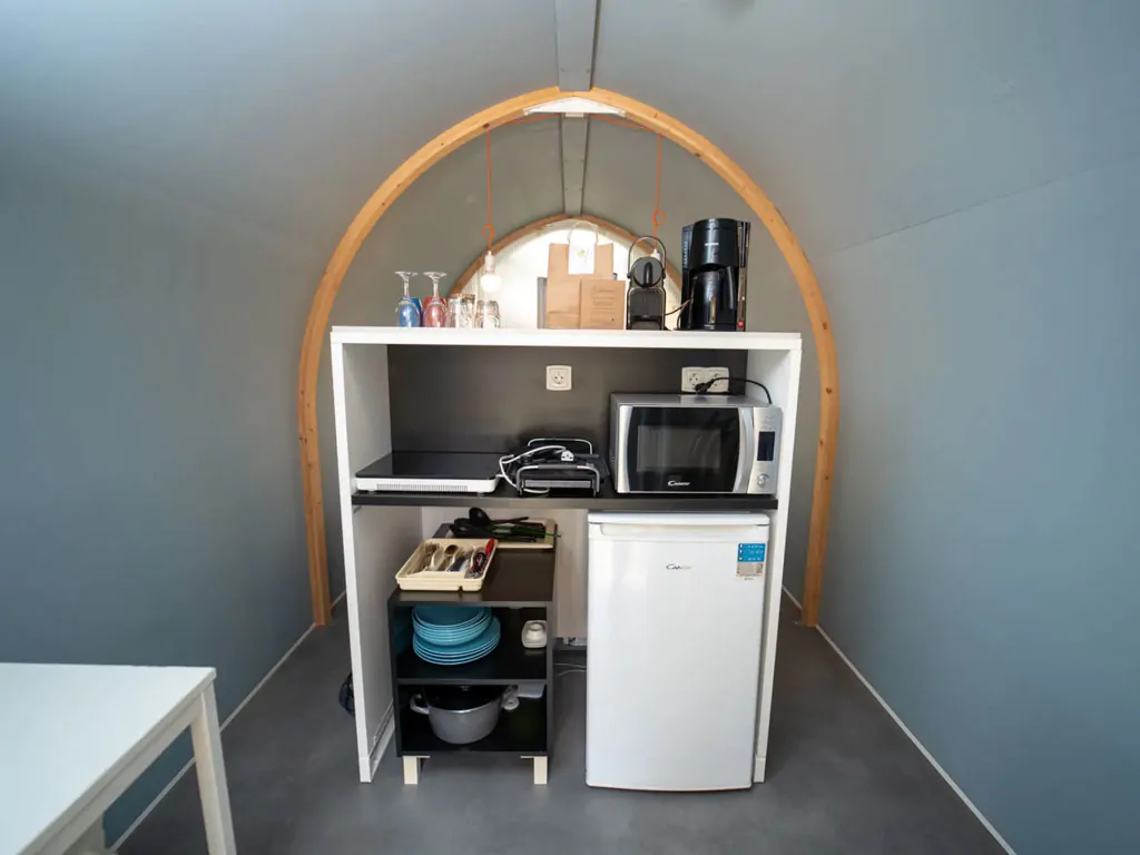 orlando-in-chianti-glamping-resort-glamping-tent-coco-couple-interior-kitchen