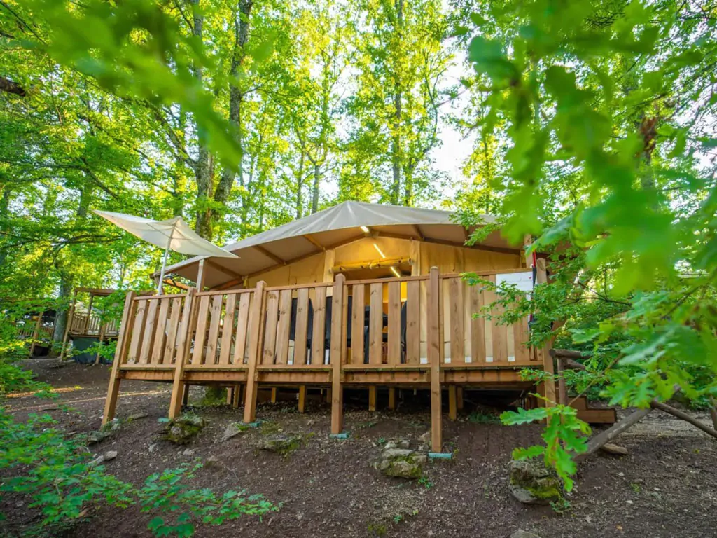 orlando-in-chianti-glamping-resort-glamping-tent-lodge-tent-deluxe-exterior-terrace-entrance