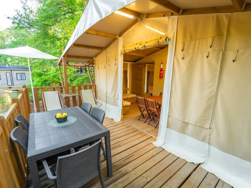orlando-in-chianti-glamping-resort-glamping-tent-lodge-tent-deluxe-exterior-terrace