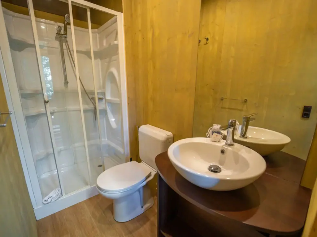 orlando-in-chianti-glamping-resort-glamping-tent-lodge-tent-deluxe-interior-bathroom