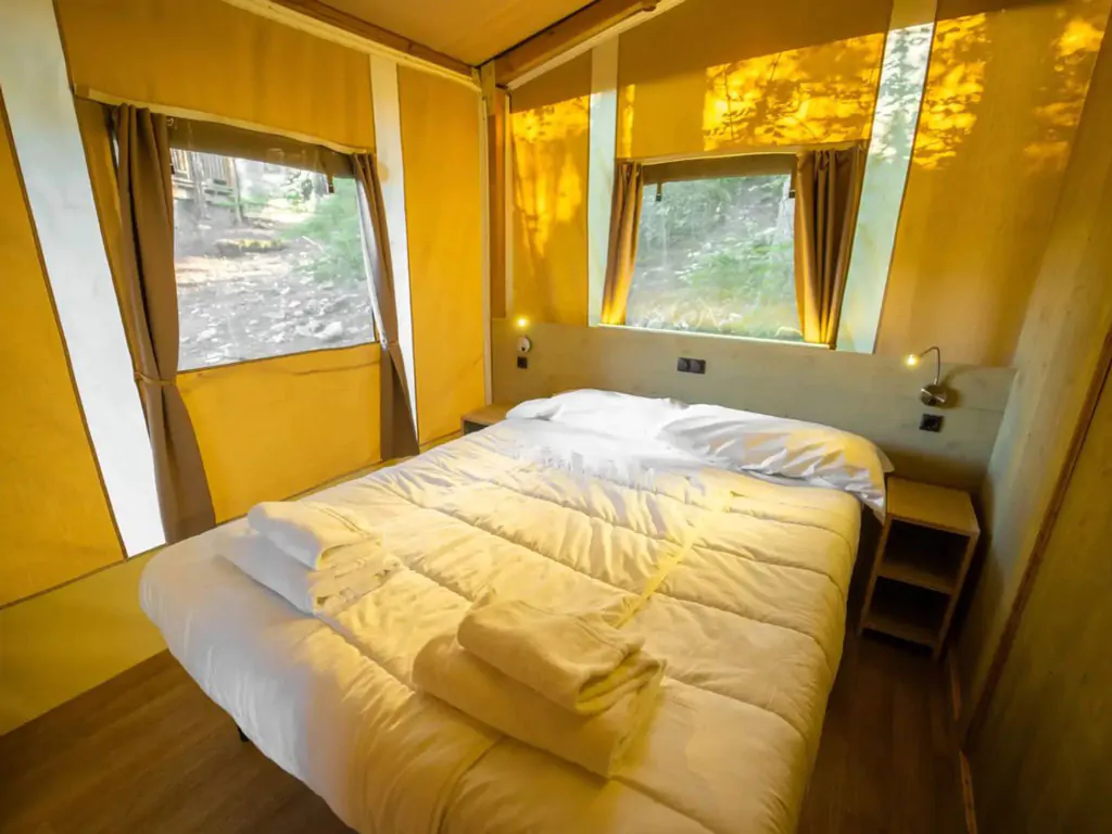 orlando-in-chianti-glamping-resort-glamping-tent-lodge-tent-deluxe-interior-bedroom-double-bed