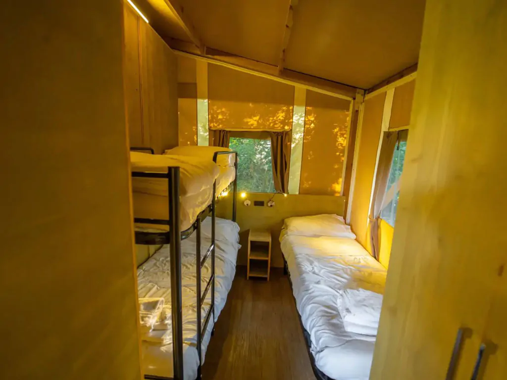 orlando-in-chianti-glamping-resort-glamping-tent-lodge-tent-deluxe-interior-bedroom
