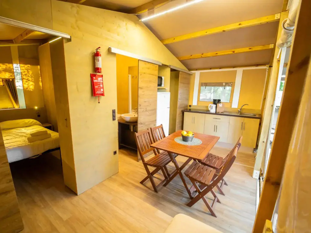 orlando-in-chianti-glamping-resort-glamping-tent-lodge-tent-deluxe-interior-kitchen
