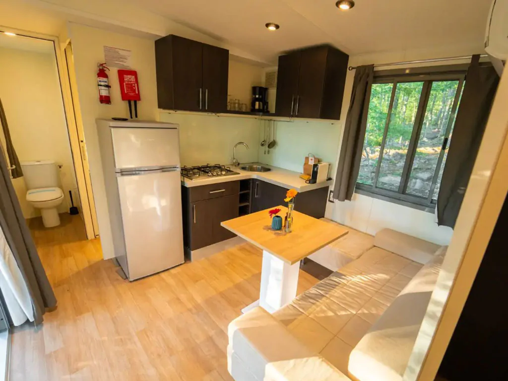 orlando-in-chianti-glamping-resort-mobile-home-cottage-next-interior-kitchen-living-room