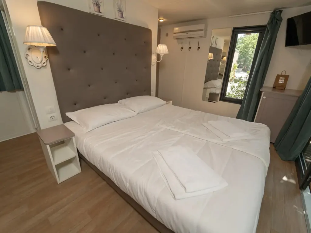 orlando-in-chianti-cube-suite-double-bedroom-with-tv