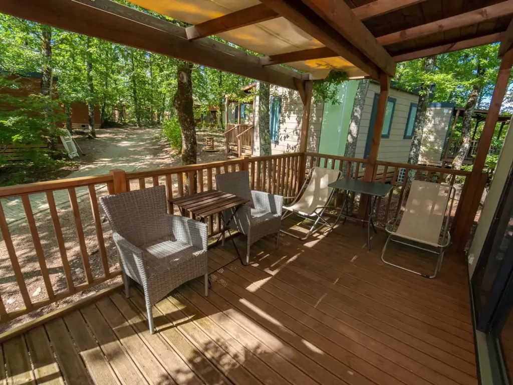 orlando-in-chianti-cube-suite-terrace-with-chairs-and-sunbeds